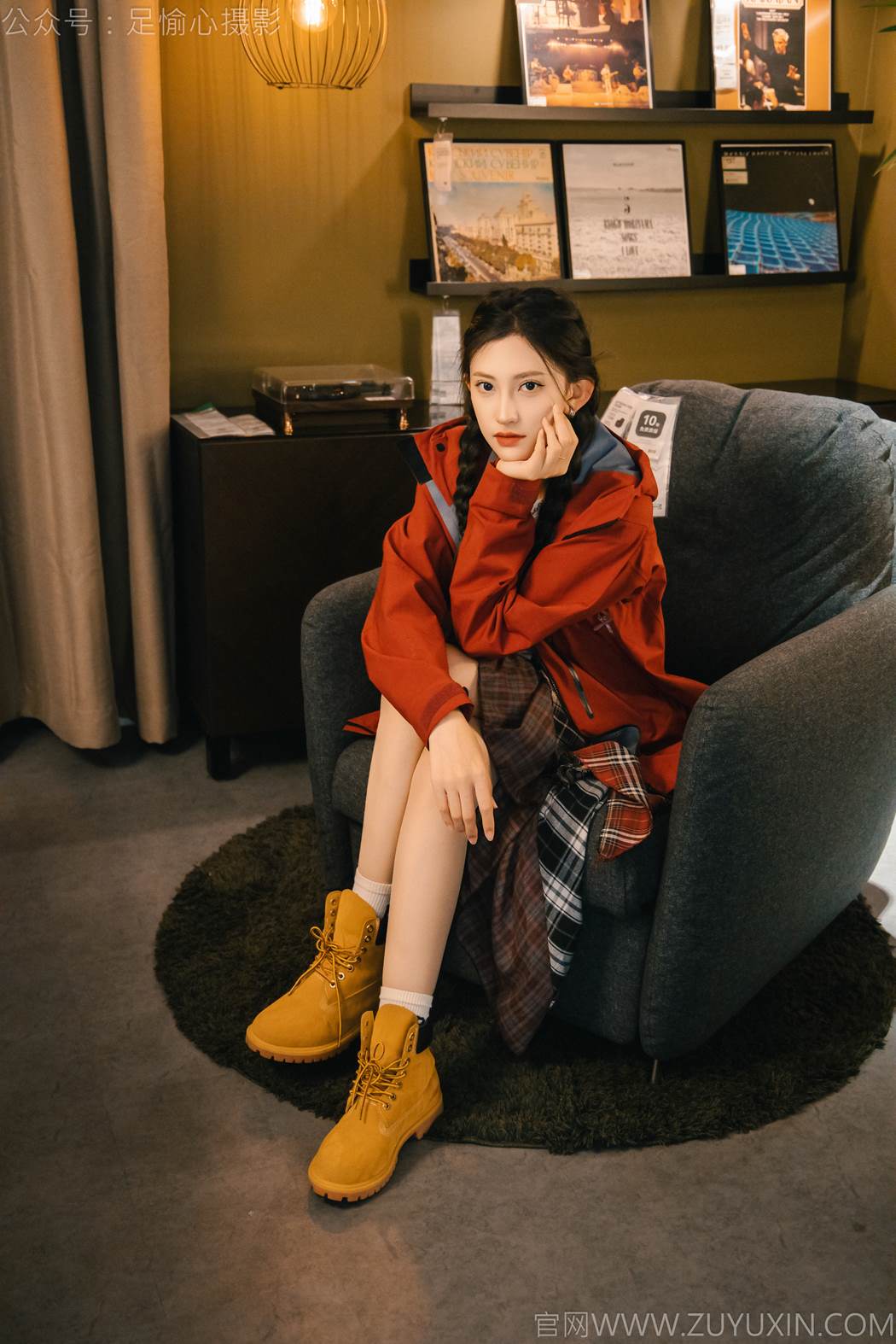 图片[7]-精选足愉心 NO.015 可乐（搭配：红色夹克、白T、短裙、马丁靴、肉丝色袜、白棉袜）[96P]-草丛看图