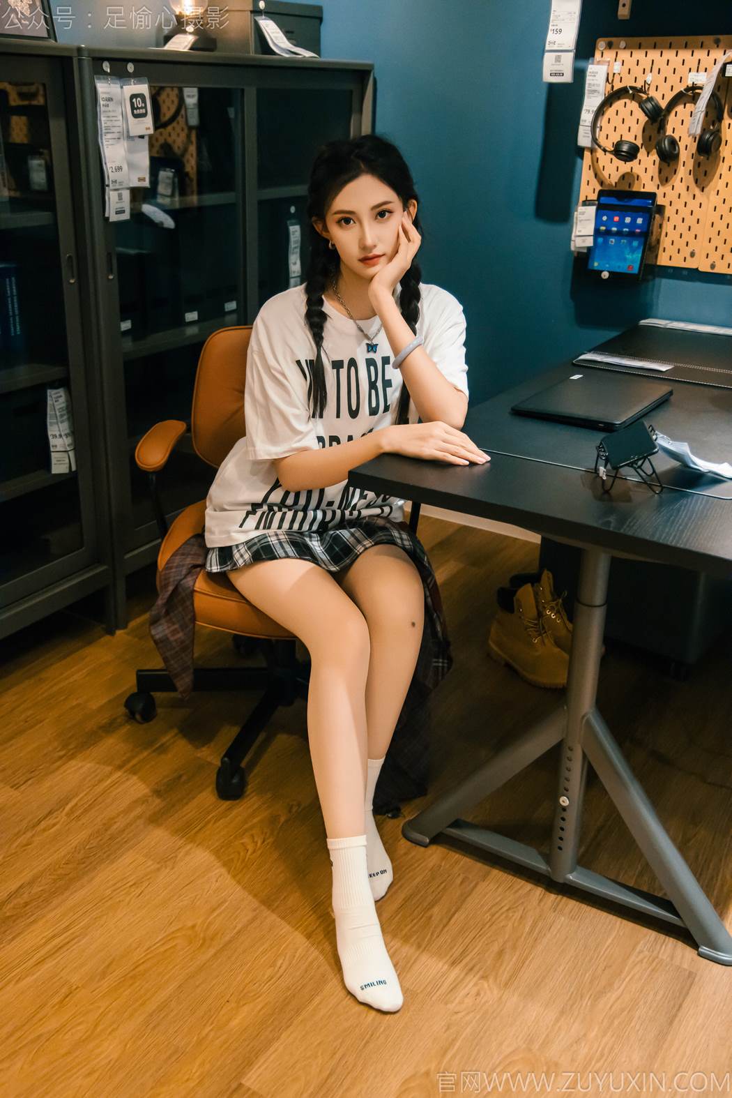 图片[1]-精选足愉心 NO.015 可乐（搭配：红色夹克、白T、短裙、马丁靴、肉丝色袜、白棉袜）[96P]-草丛看图