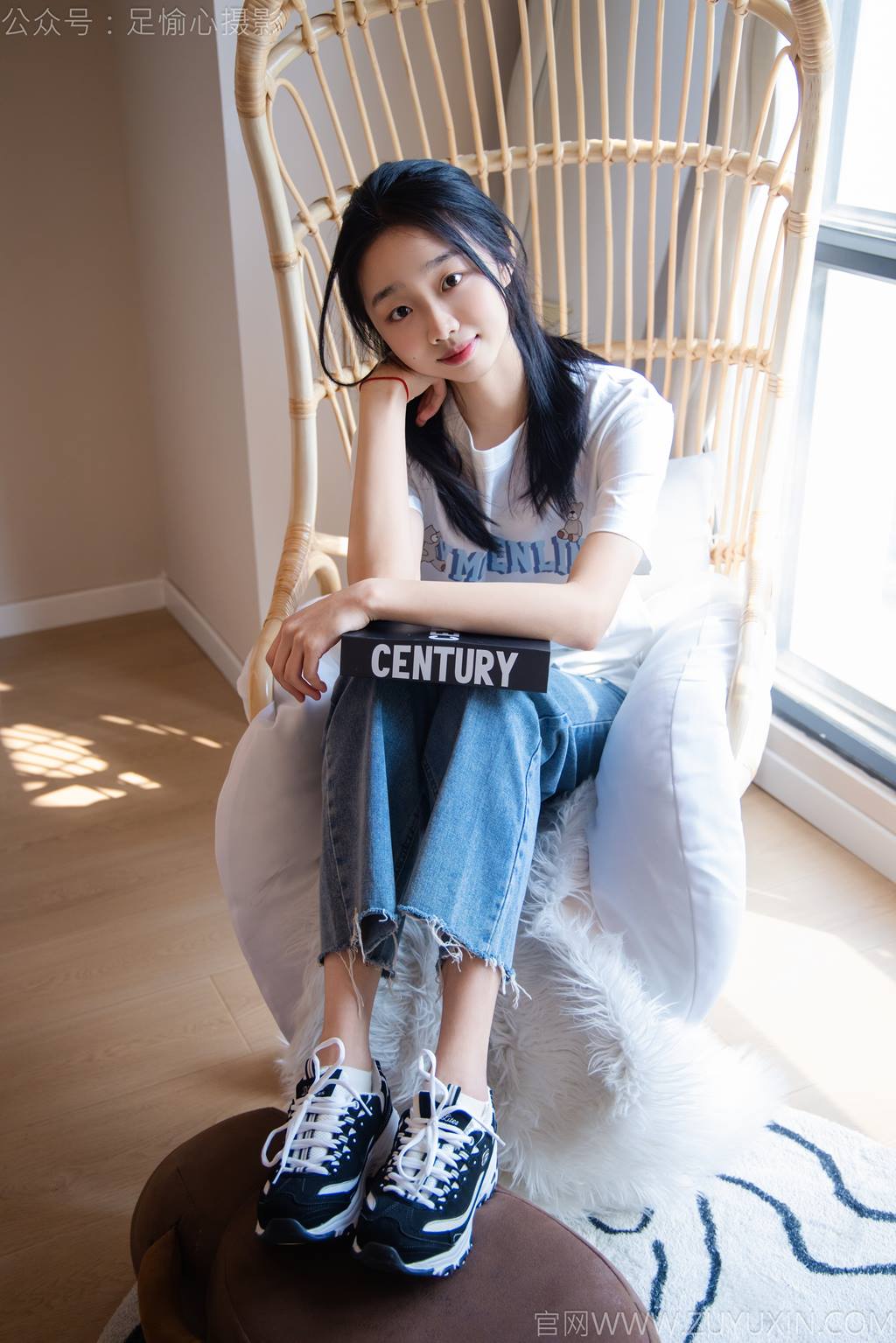 图片[3]-精选足愉心 NO.035 奶芙（搭配：白T恤、牛仔裤、运动鞋、白色棉袜、裸足）[115P]-草丛看图