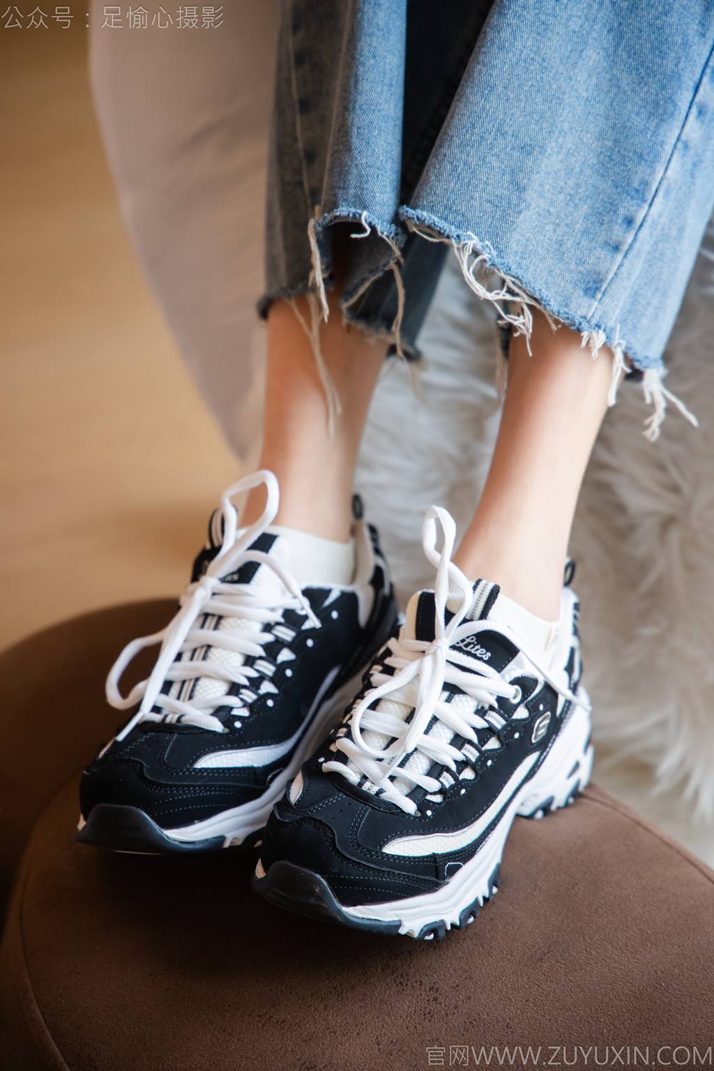 图片[4]-精选足愉心 NO.035 奶芙（搭配：白T恤、牛仔裤、运动鞋、白色棉袜、裸足）[115P]-草丛看图