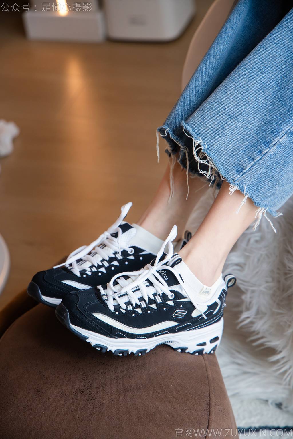 图片[5]-精选足愉心 NO.035 奶芙（搭配：白T恤、牛仔裤、运动鞋、白色棉袜、裸足）[115P]-草丛看图