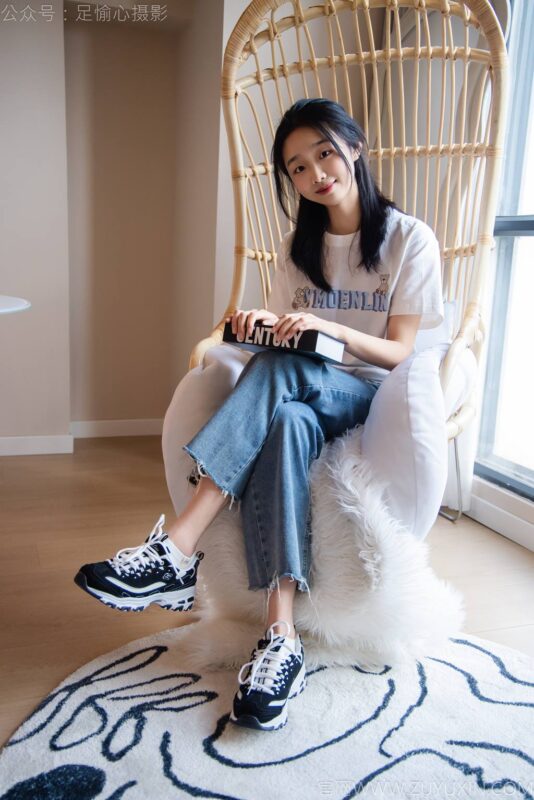 精选足愉心 NO.035 奶芙（搭配：白T恤、牛仔裤、运动鞋、白色棉袜、裸足）[115P]-草丛看图