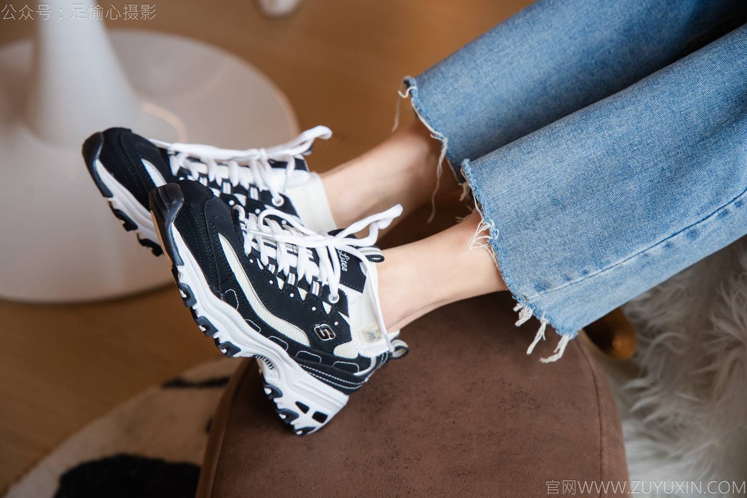 图片[7]-精选足愉心 NO.035 奶芙（搭配：白T恤、牛仔裤、运动鞋、白色棉袜、裸足）[115P]-草丛看图