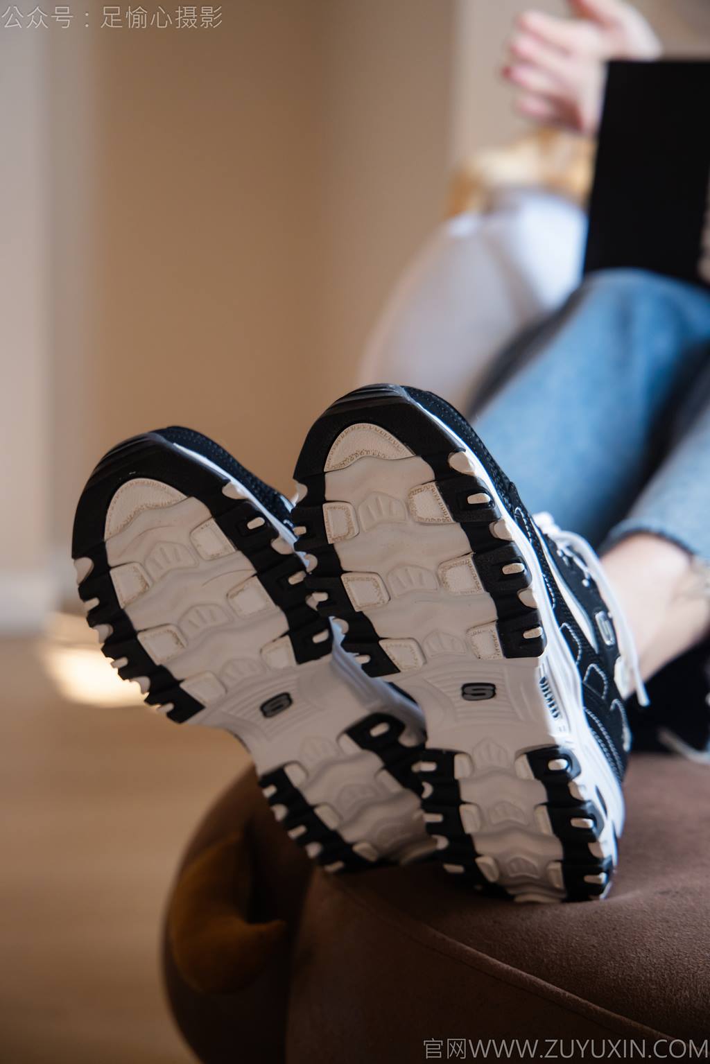 图片[8]-精选足愉心 NO.035 奶芙（搭配：白T恤、牛仔裤、运动鞋、白色棉袜、裸足）[115P]-草丛看图