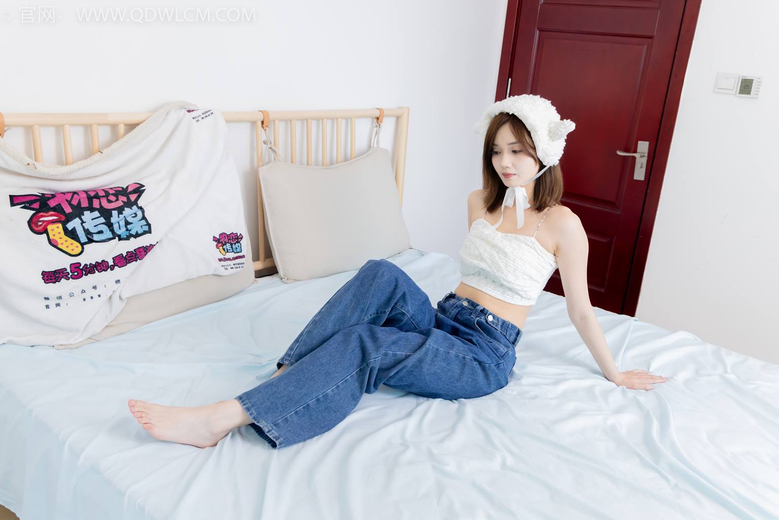 图片[1]-精选勿恋传媒 NO.2432 橙子-运动鞋、白棉袜、裸足[130P]-草丛看图