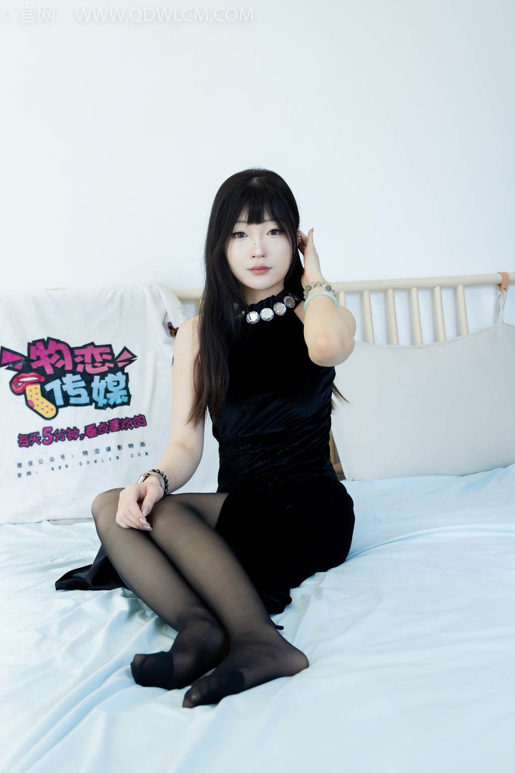 图片[1]-精选勿恋传媒 NO.2453 嘟嘟-三双平底凉鞋、薄黑丝、裸足[212P]-草丛看图