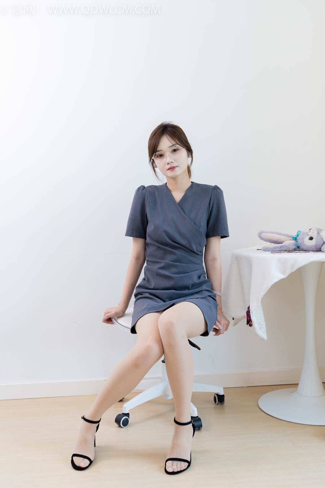 图片[8]-精选勿恋传媒 NO.2413 橙子-三双高跟凉鞋、薄肉丝、裸足[150P+1V]-草丛看图