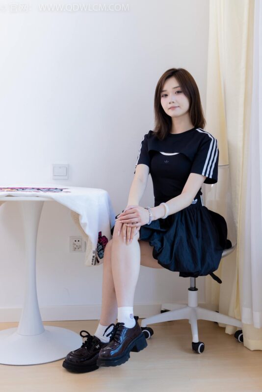 精选勿恋传媒 NO.2392 橙子-皮鞋、白棉袜、裸足[106P]-草丛看图