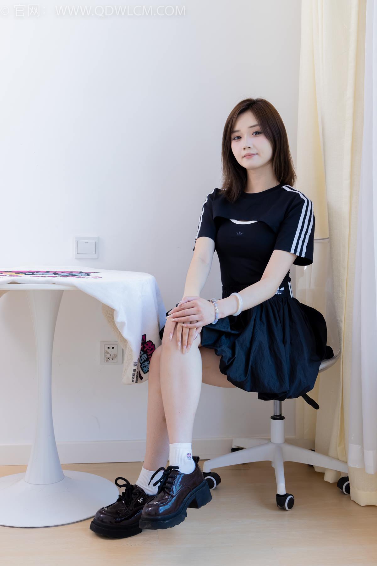 图片[1]-精选勿恋传媒 NO.2392 橙子-皮鞋、白棉袜、裸足[106P]-草丛看图