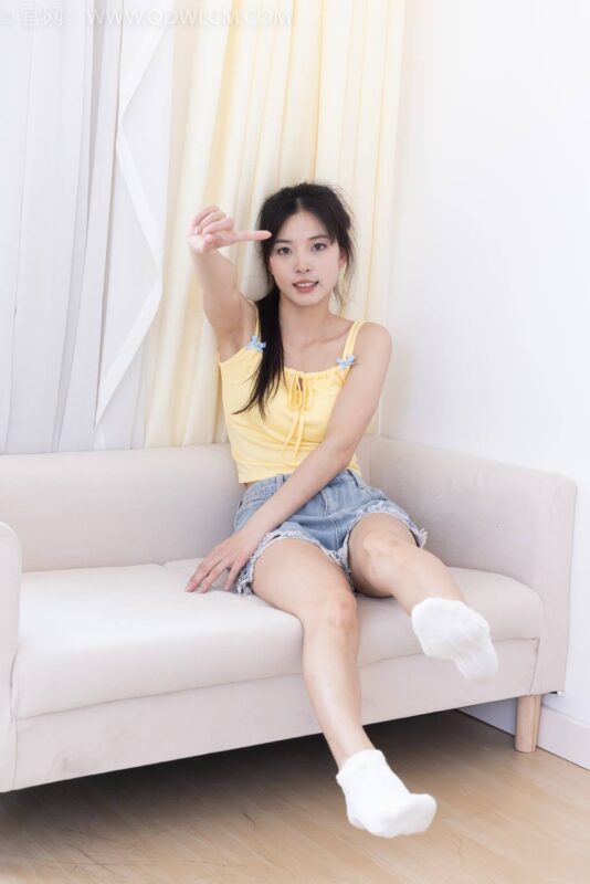 精选勿恋传媒 NO.2426 茯苓-长靴、白棉袜、裸足[135P]-草丛看图