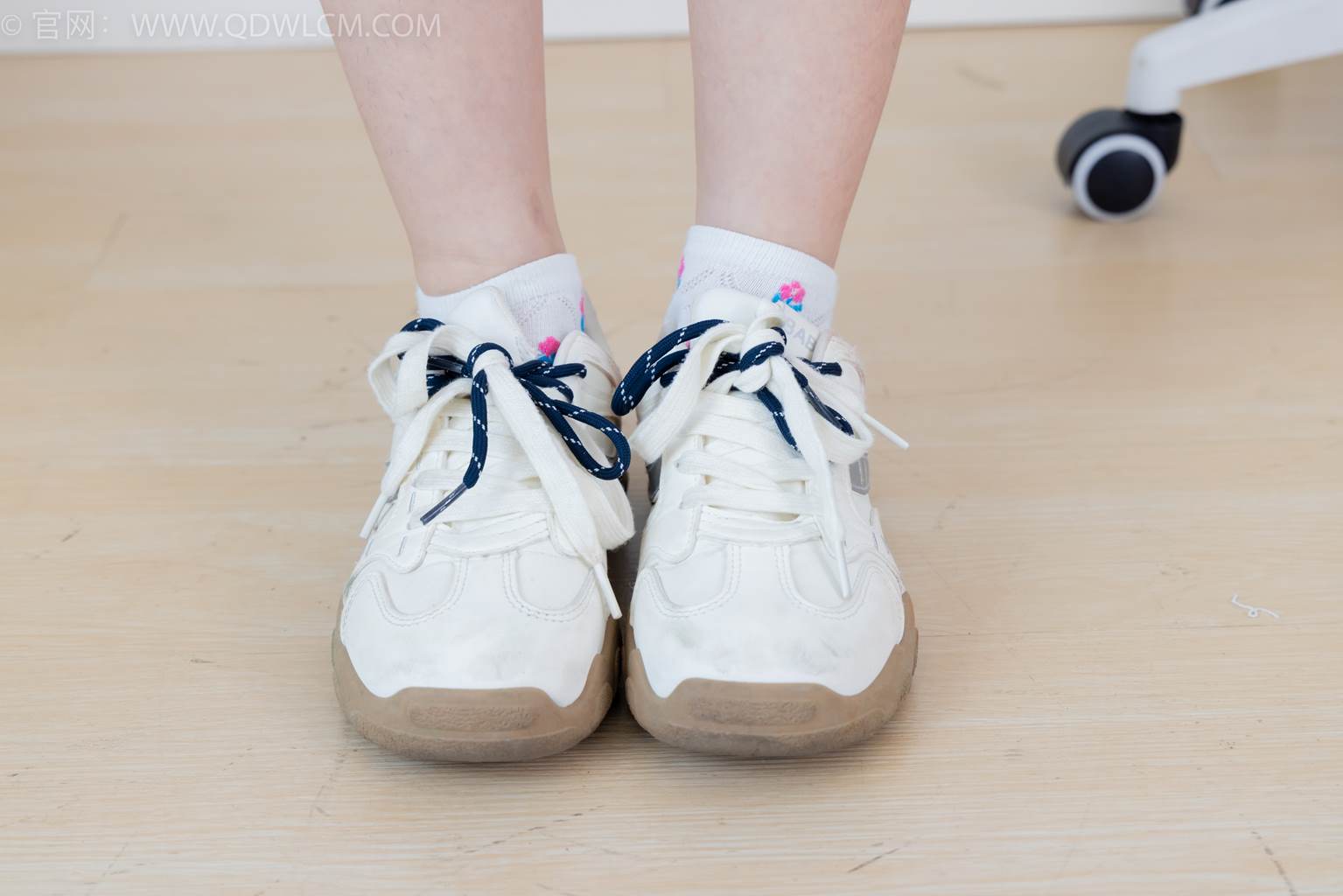 图片[4]-精选勿恋传媒 NO.2470 芙芙-运动鞋、白棉袜、裸足[110P]-草丛看图