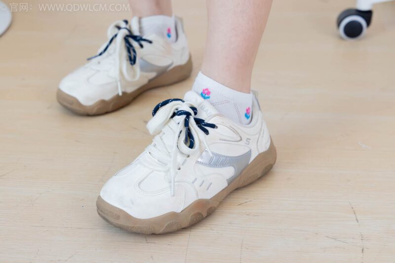 精选勿恋传媒 NO.2470 芙芙-运动鞋、白棉袜、裸足[110P]-草丛看图