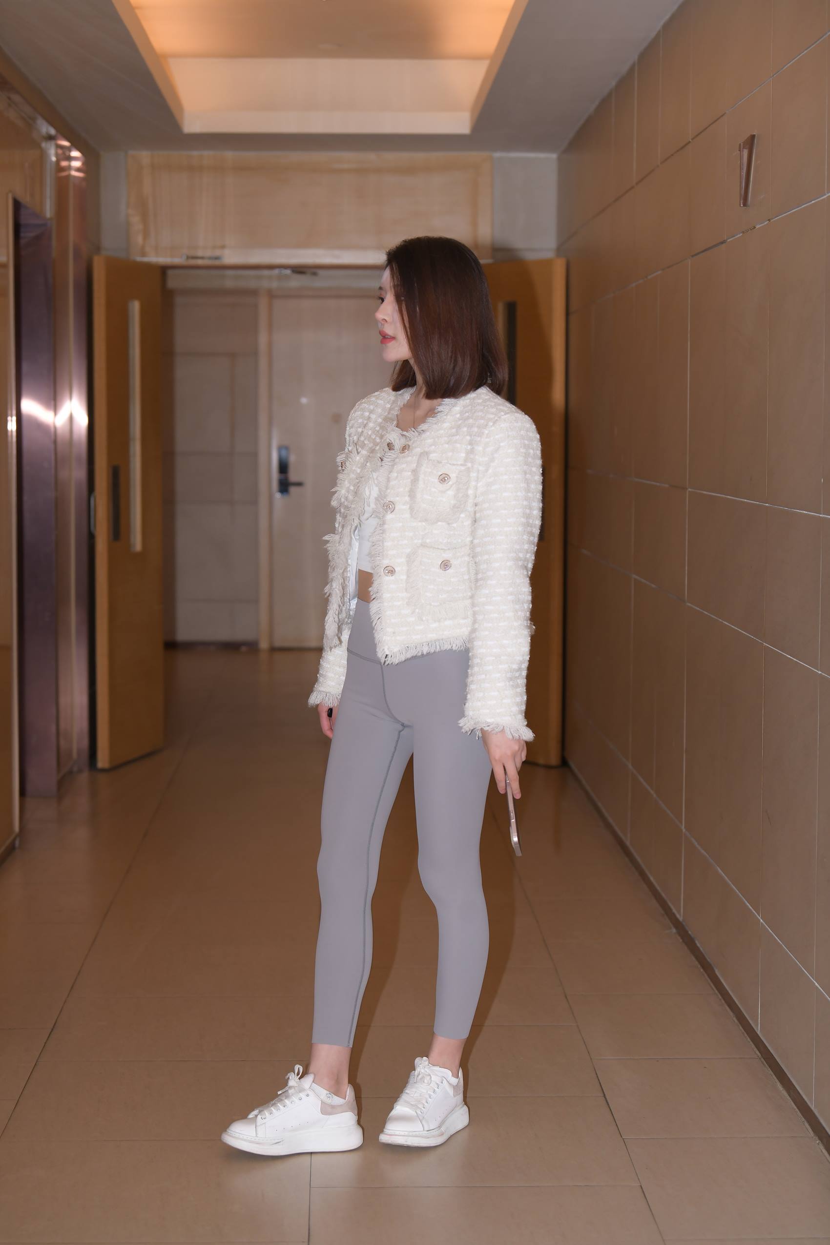 图片[2]-精选精选街拍作品 NO.1934 一始街拍作品 – 灰色瑜伽裤美女[96P]-草丛看图