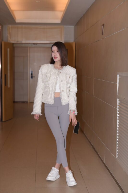 精选精选街拍作品 NO.1934 一始街拍作品 – 灰色瑜伽裤美女[96P]-草丛看图