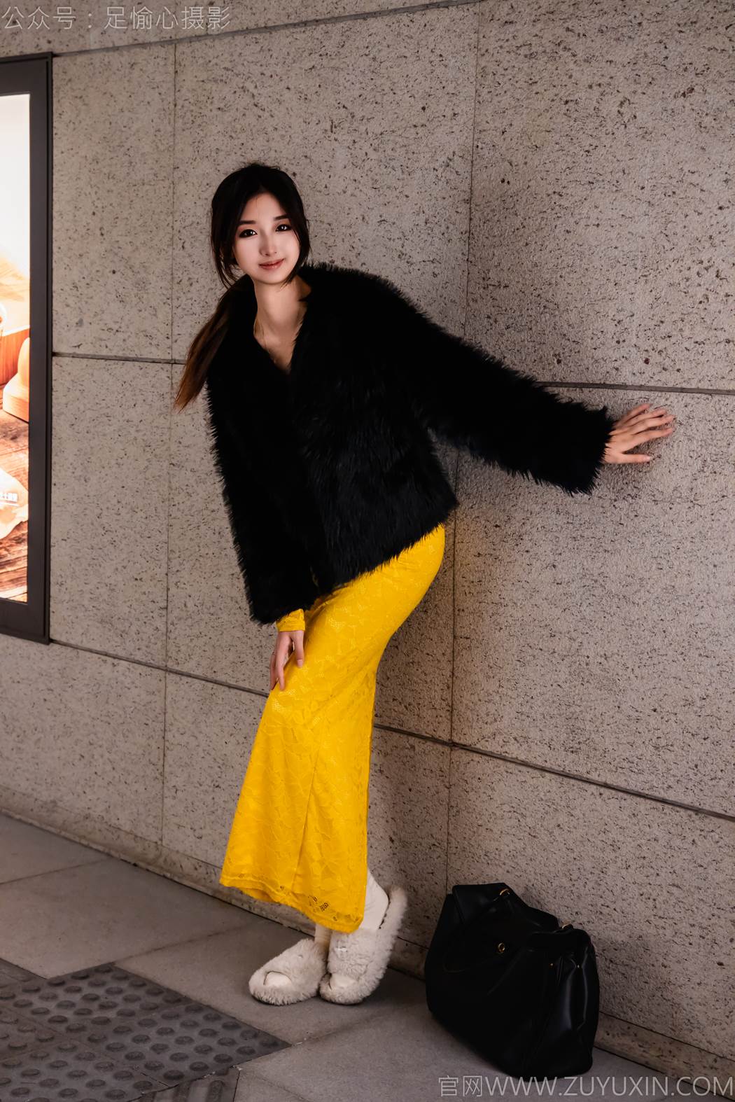 图片[2]-精选足愉心 NO.010 星朵（搭配：黑色毛衫、黄色连衣裙、绒毛拖鞋、白色棉袜、裸足）[94P]-草丛看图