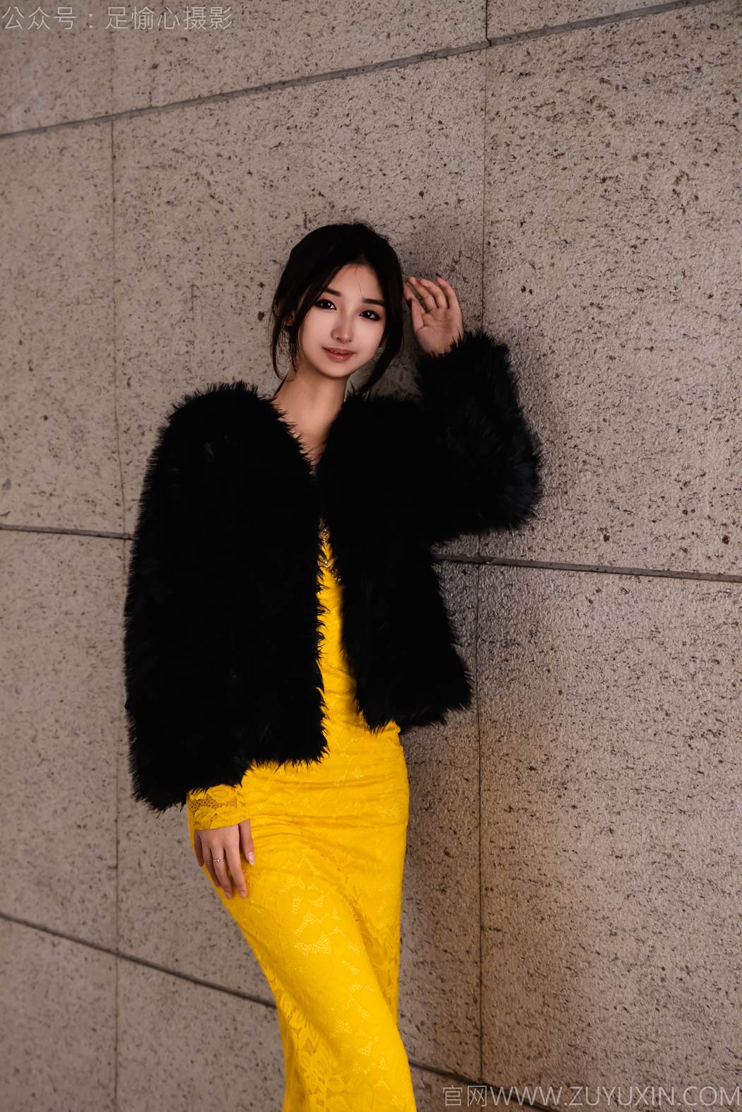 图片[3]-精选足愉心 NO.010 星朵（搭配：黑色毛衫、黄色连衣裙、绒毛拖鞋、白色棉袜、裸足）[94P]-草丛看图