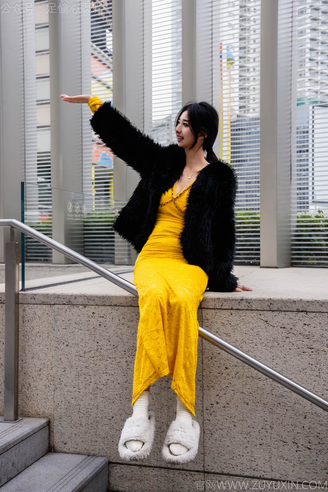 图片[4]-精选足愉心 NO.010 星朵（搭配：黑色毛衫、黄色连衣裙、绒毛拖鞋、白色棉袜、裸足）[94P]-草丛看图