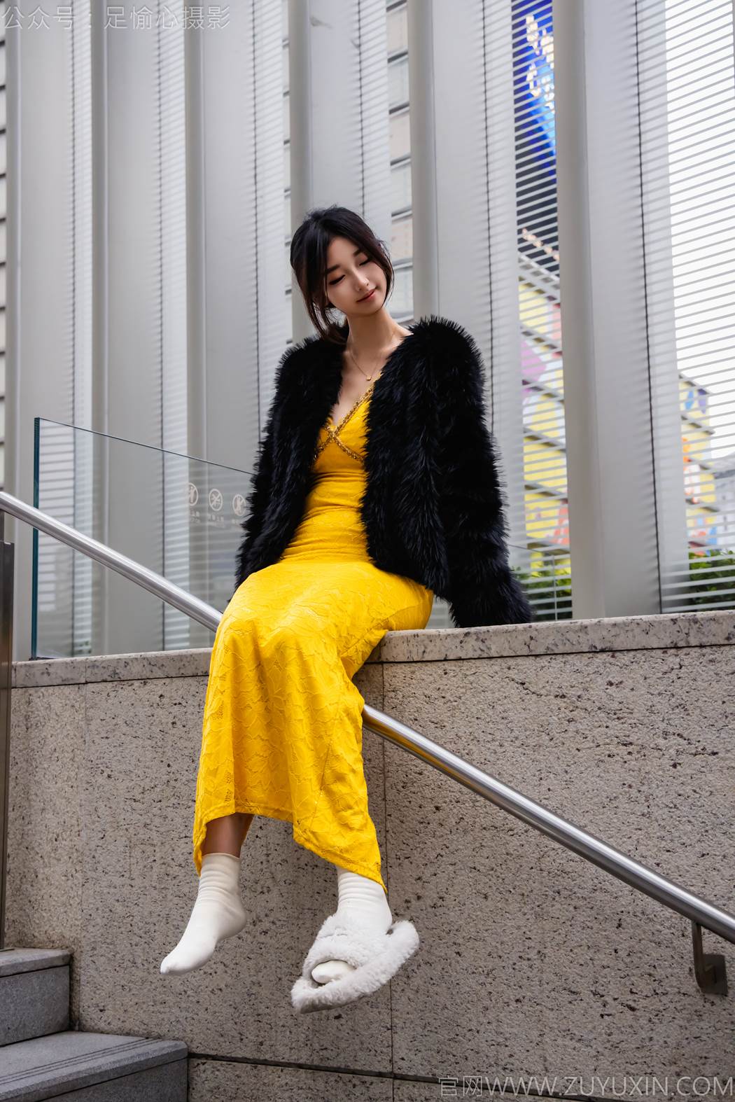 图片[5]-精选足愉心 NO.010 星朵（搭配：黑色毛衫、黄色连衣裙、绒毛拖鞋、白色棉袜、裸足）[94P]-草丛看图