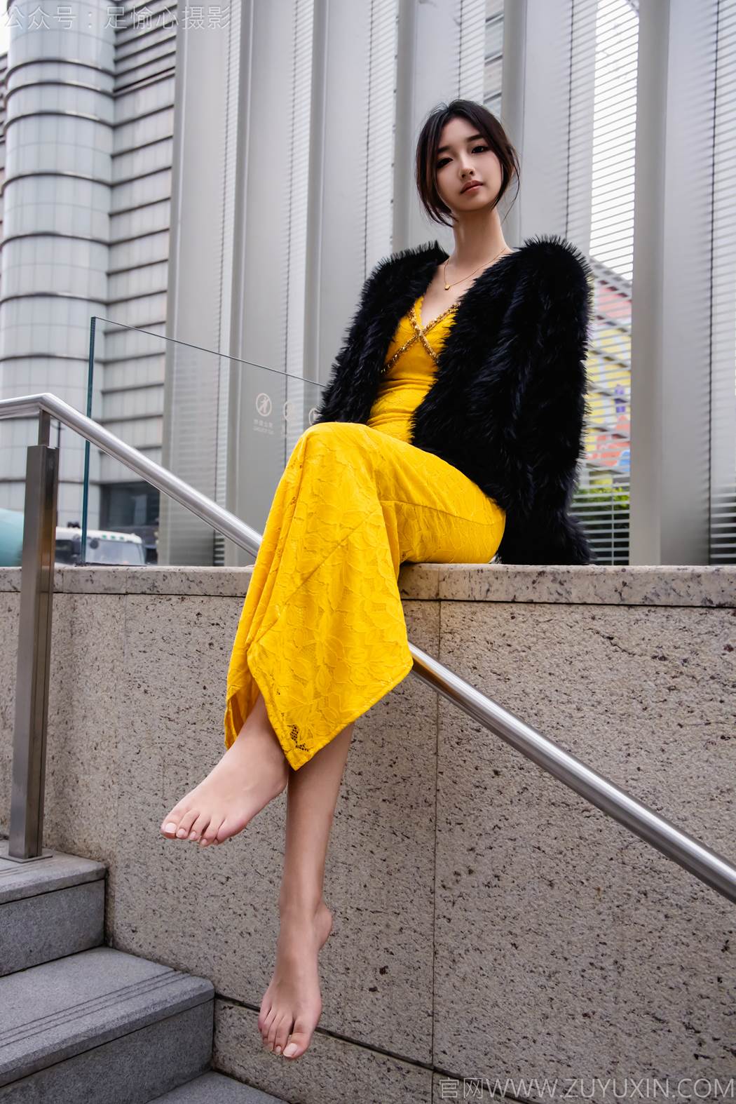 图片[6]-精选足愉心 NO.010 星朵（搭配：黑色毛衫、黄色连衣裙、绒毛拖鞋、白色棉袜、裸足）[94P]-草丛看图