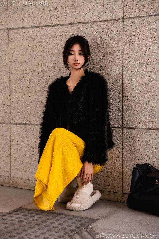 精选足愉心 NO.010 星朵（搭配：黑色毛衫、黄色连衣裙、绒毛拖鞋、白色棉袜、裸足）[94P]-草丛看图