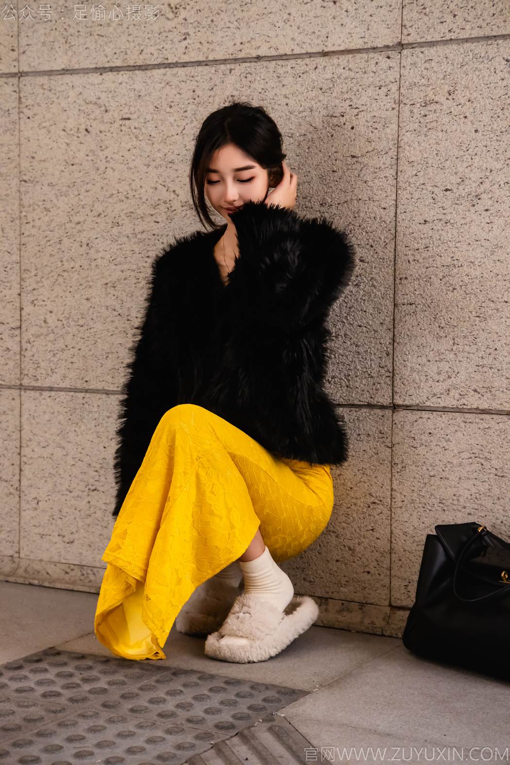 图片[7]-精选足愉心 NO.010 星朵（搭配：黑色毛衫、黄色连衣裙、绒毛拖鞋、白色棉袜、裸足）[94P]-草丛看图