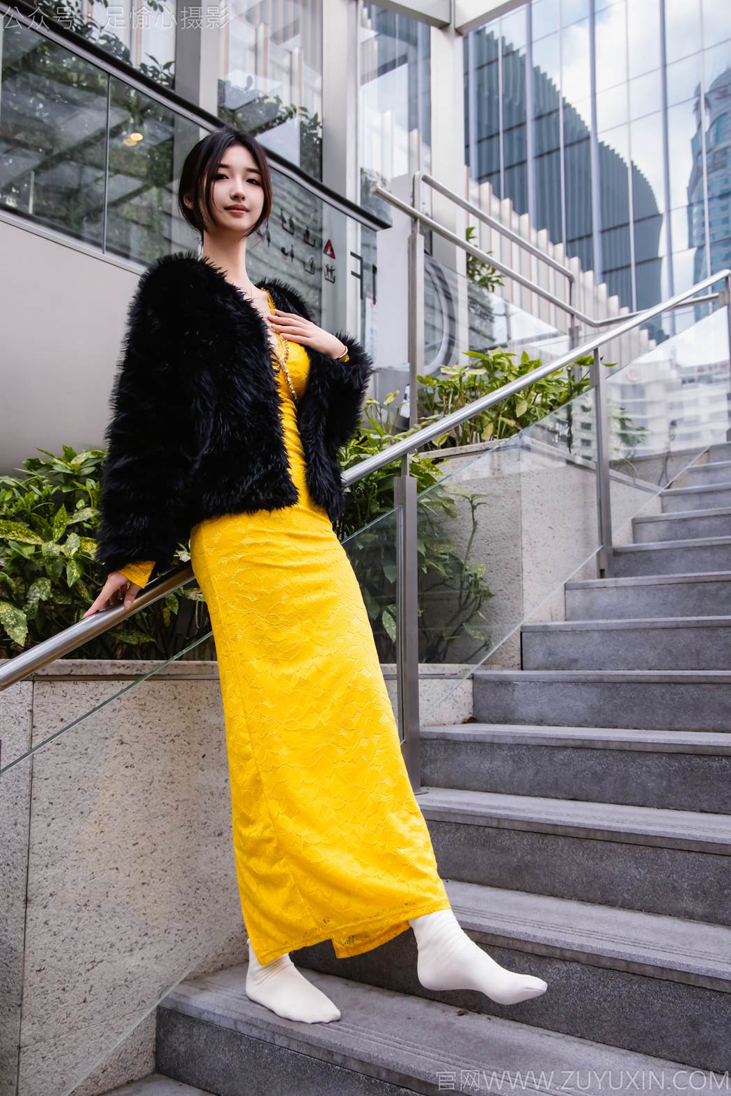 图片[8]-精选足愉心 NO.010 星朵（搭配：黑色毛衫、黄色连衣裙、绒毛拖鞋、白色棉袜、裸足）[94P]-草丛看图