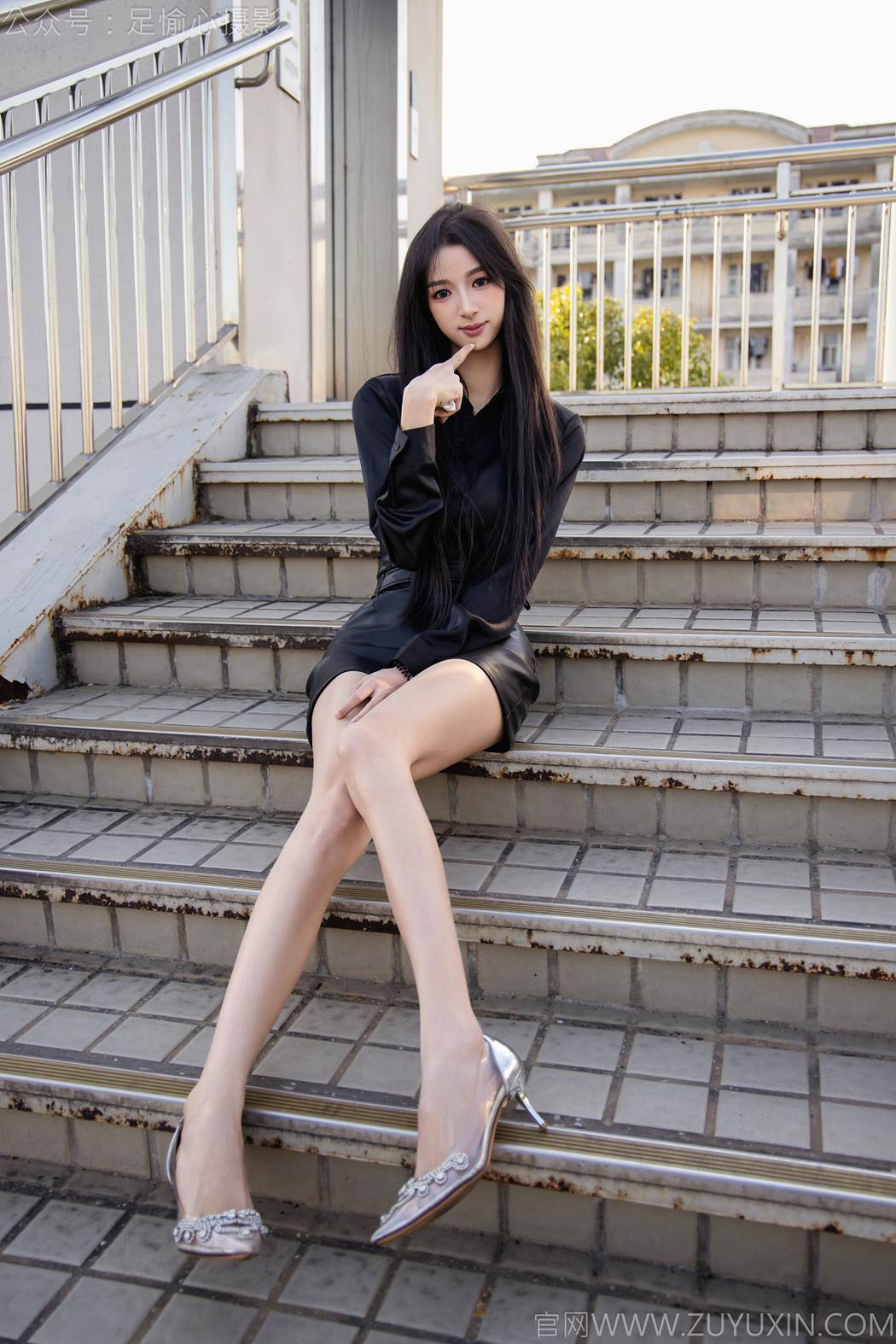 图片[3]-精选足愉心 NO.020 云悦（搭配：黑色衬衫、皮裙、高跟鞋、裸足）[100P]-草丛看图