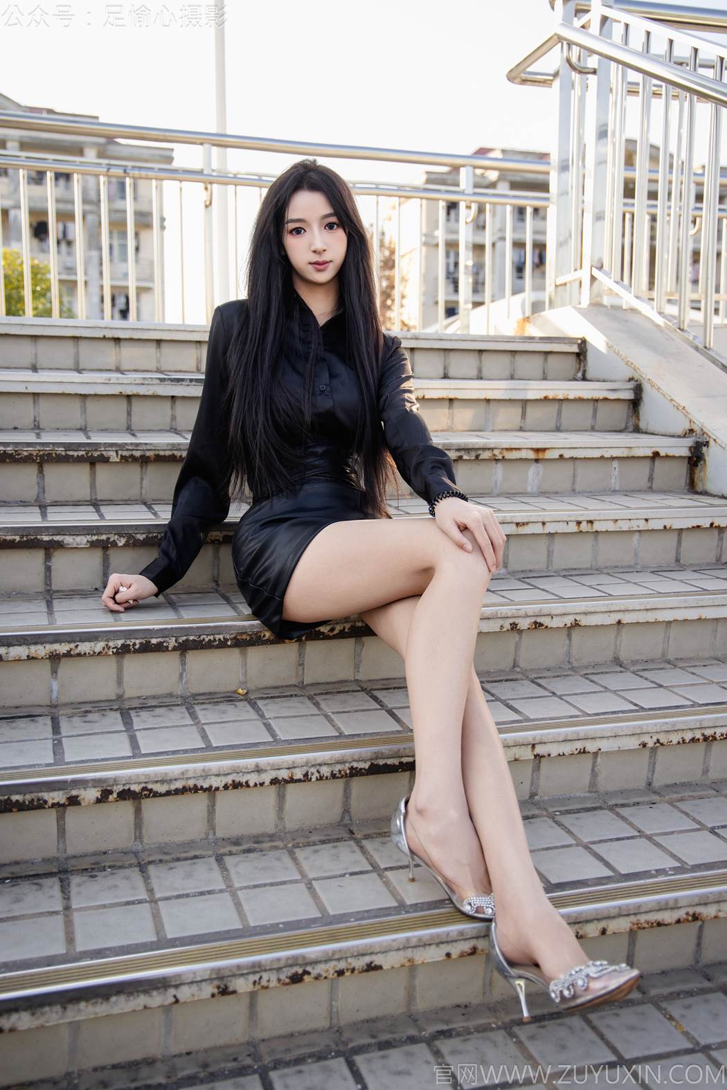 图片[5]-精选足愉心 NO.020 云悦（搭配：黑色衬衫、皮裙、高跟鞋、裸足）[100P]-草丛看图