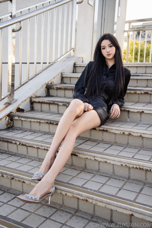 精选足愉心 NO.020 云悦（搭配：黑色衬衫、皮裙、高跟鞋、裸足）[100P]-草丛看图