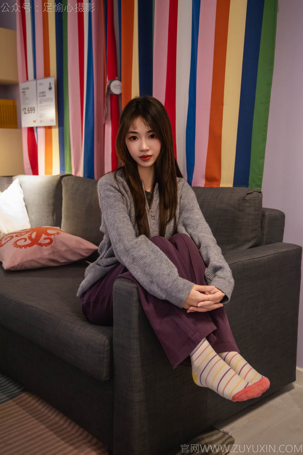 图片[2]-精选足愉心 NO.016 软软（搭配：灰色线套、紫色长裤、帆布鞋、卡通棉袜、裸足）[82P]-草丛看图