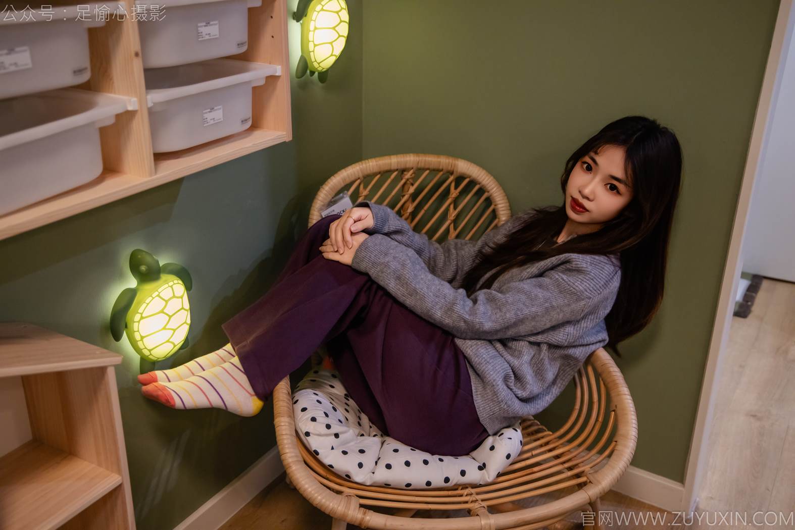 图片[3]-精选足愉心 NO.016 软软（搭配：灰色线套、紫色长裤、帆布鞋、卡通棉袜、裸足）[82P]-草丛看图