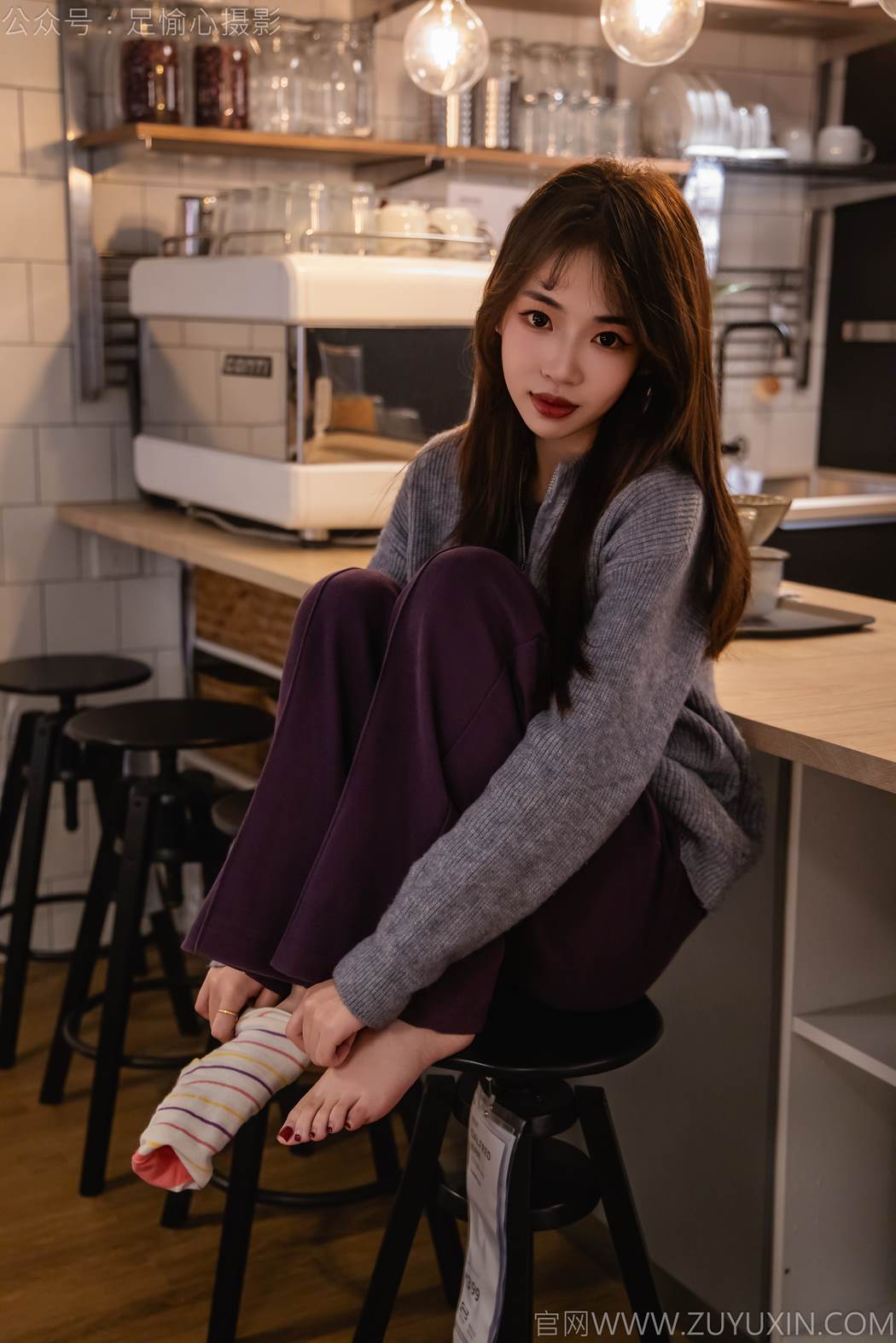 图片[5]-精选足愉心 NO.016 软软（搭配：灰色线套、紫色长裤、帆布鞋、卡通棉袜、裸足）[82P]-草丛看图