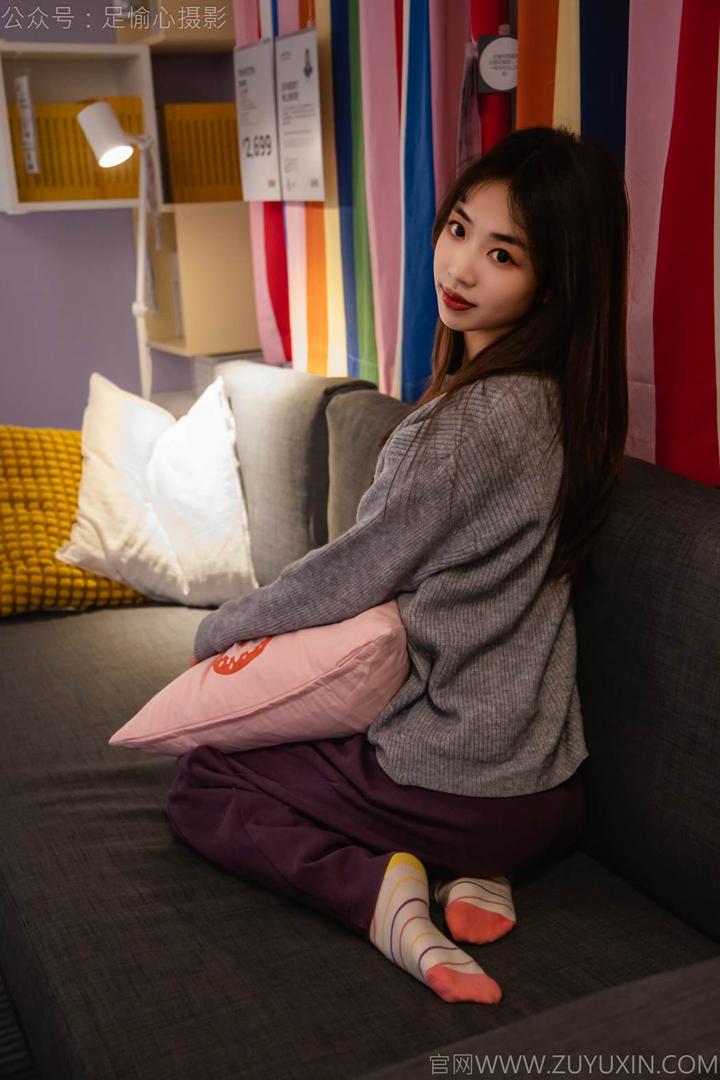 图片[8]-精选足愉心 NO.016 软软（搭配：灰色线套、紫色长裤、帆布鞋、卡通棉袜、裸足）[82P]-草丛看图