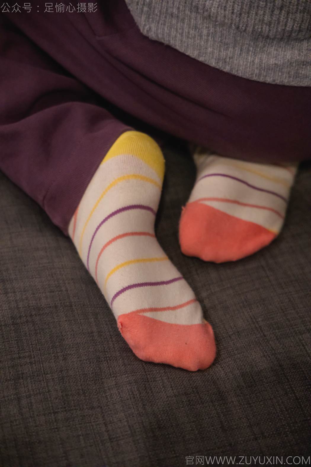 图片[1]-精选足愉心 NO.016 软软（搭配：灰色线套、紫色长裤、帆布鞋、卡通棉袜、裸足）[82P]-草丛看图