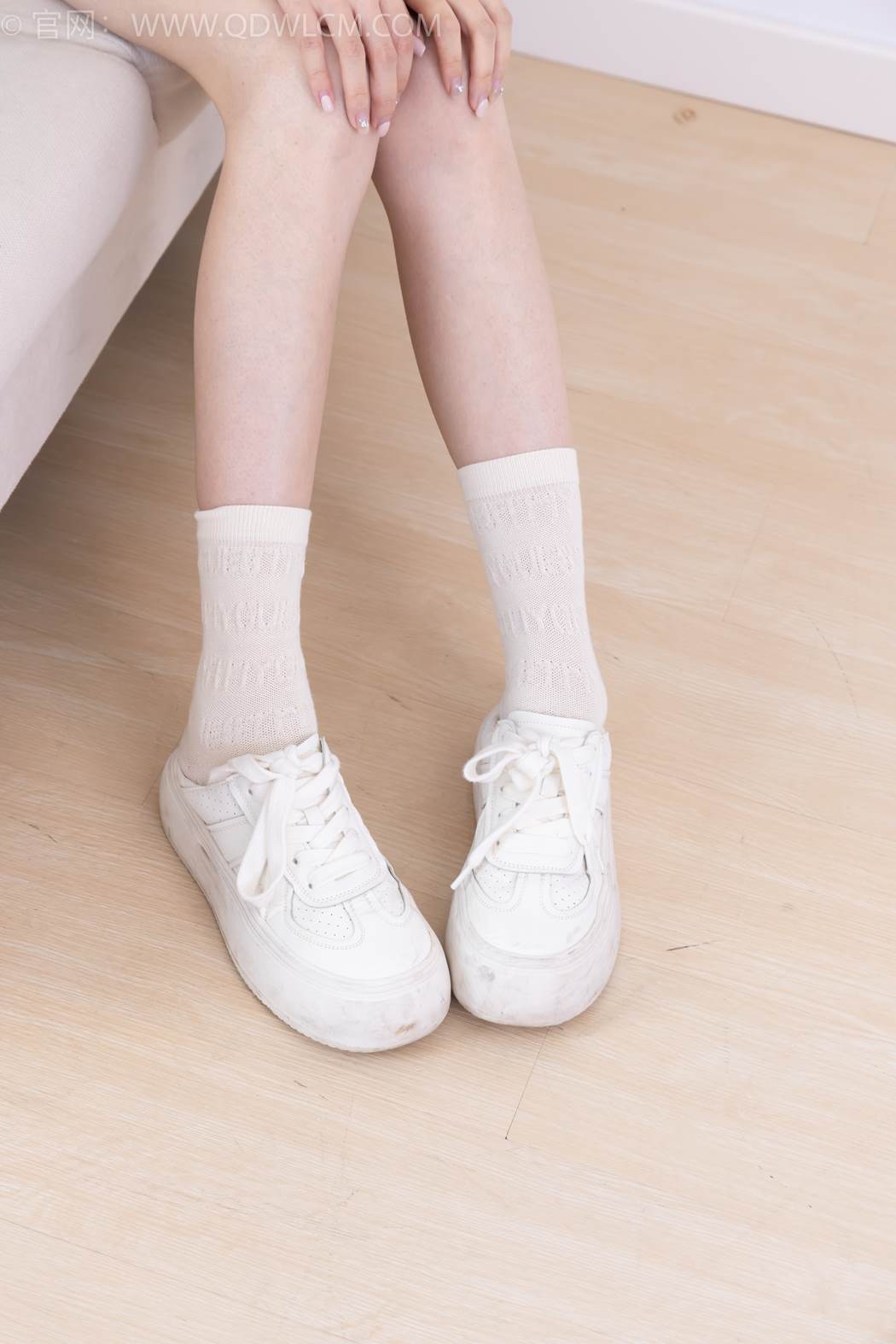 图片[2]-精选勿恋传媒 NO.2422 贝壳-帆布鞋、白棉袜、裸足[150P]-草丛看图