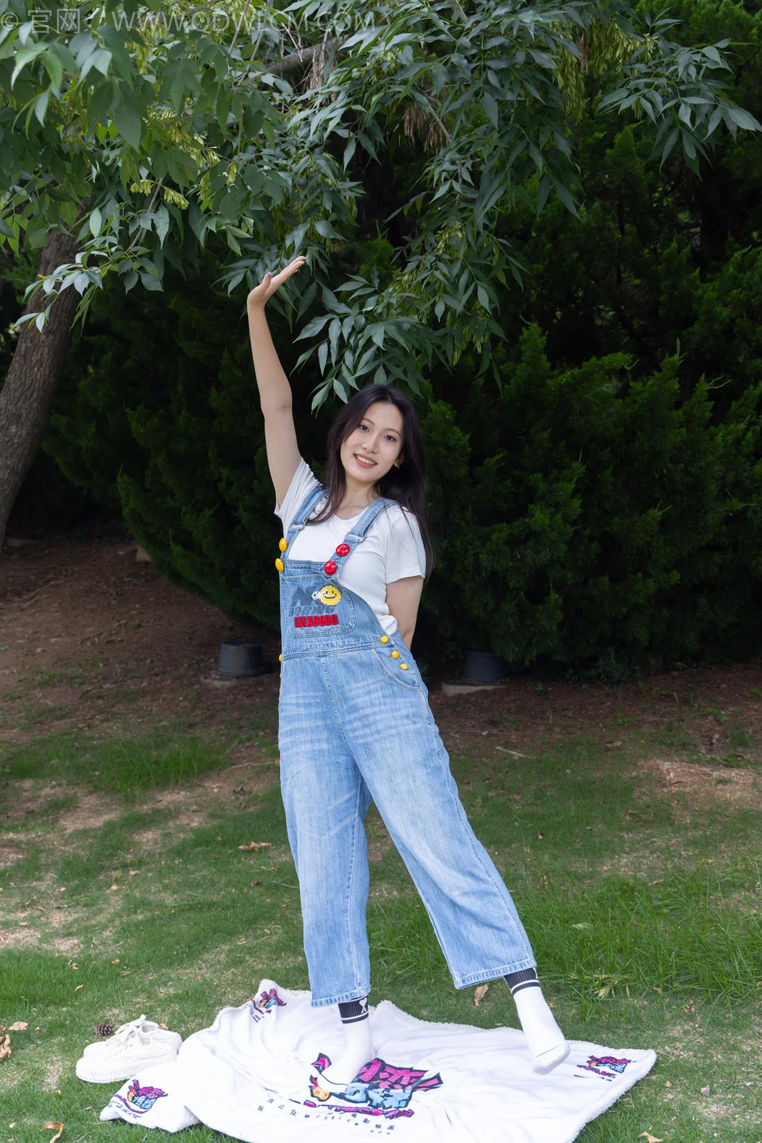 图片[2]-精选勿恋传媒 NO.2407 奶糖-帆布鞋、自然穿脏白棉袜、裸足[116P]-草丛看图