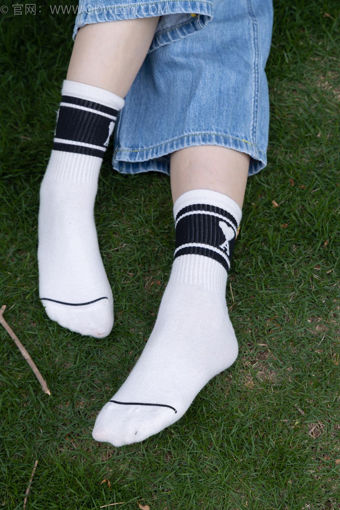 图片[4]-精选勿恋传媒 NO.2407 奶糖-帆布鞋、自然穿脏白棉袜、裸足[116P]-草丛看图