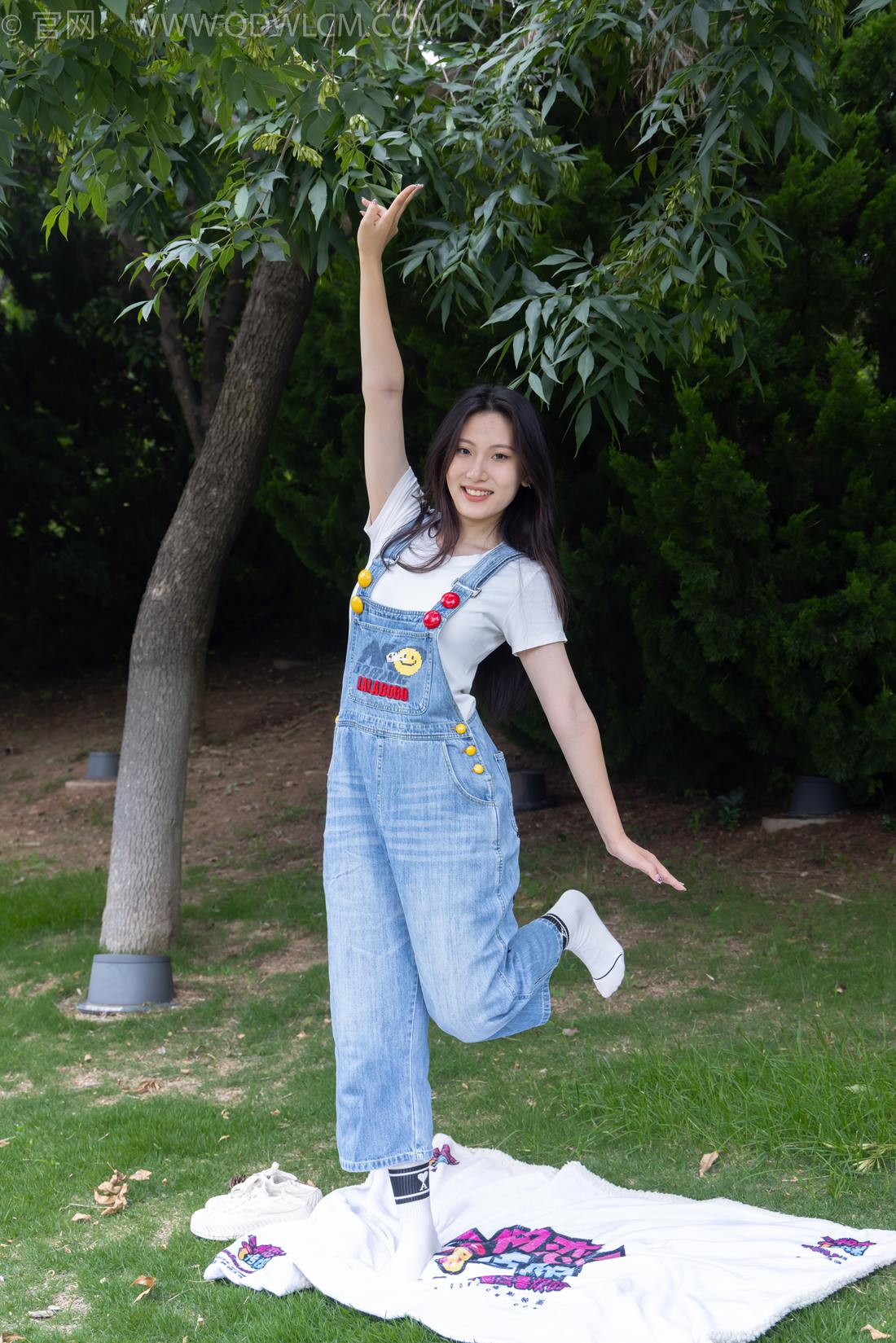 图片[6]-精选勿恋传媒 NO.2407 奶糖-帆布鞋、自然穿脏白棉袜、裸足[116P]-草丛看图