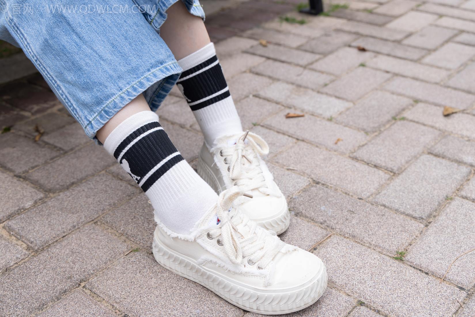 图片[7]-精选勿恋传媒 NO.2407 奶糖-帆布鞋、自然穿脏白棉袜、裸足[116P]-草丛看图