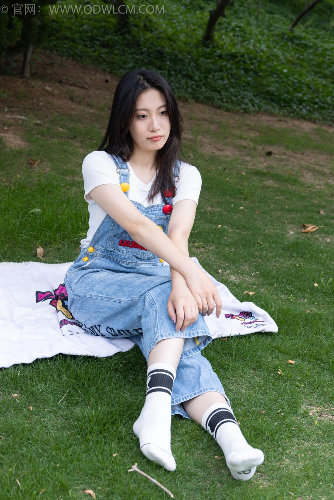 图片[1]-精选勿恋传媒 NO.2407 奶糖-帆布鞋、自然穿脏白棉袜、裸足[116P]-草丛看图