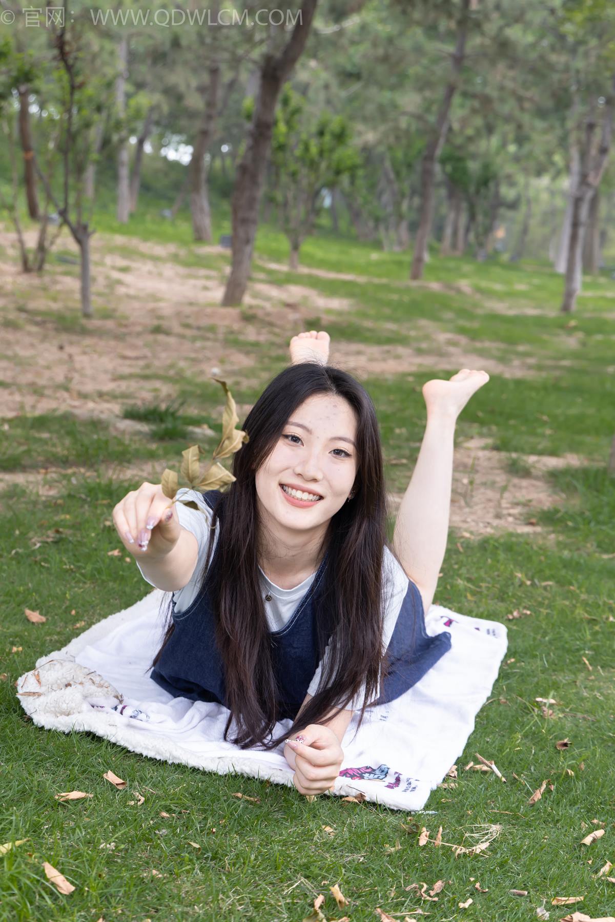 图片[2]-精选勿恋传媒 NO.2393 奶糖-帆布鞋、白棉袜、裸足[96P]-草丛看图