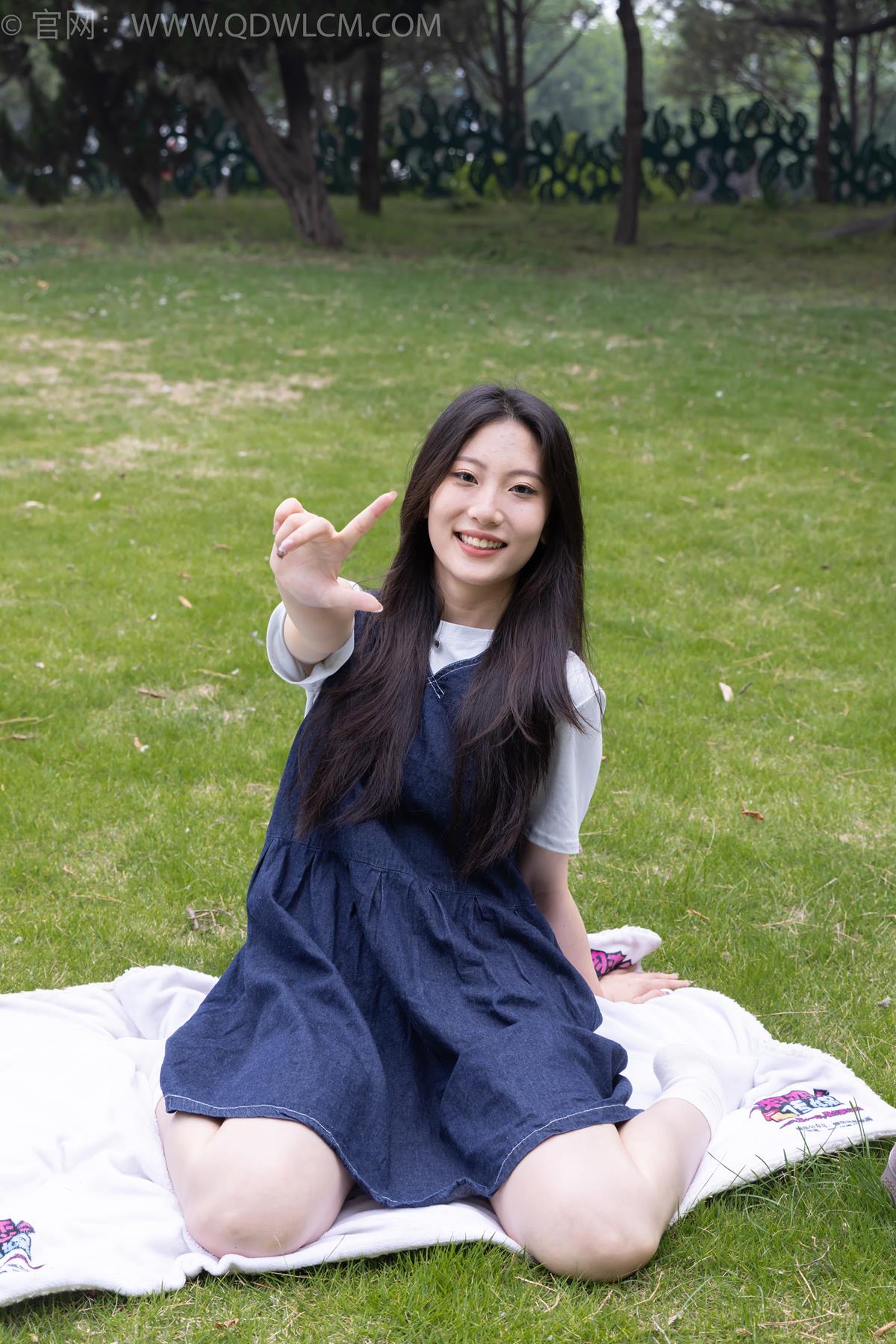 图片[3]-精选勿恋传媒 NO.2393 奶糖-帆布鞋、白棉袜、裸足[96P]-草丛看图