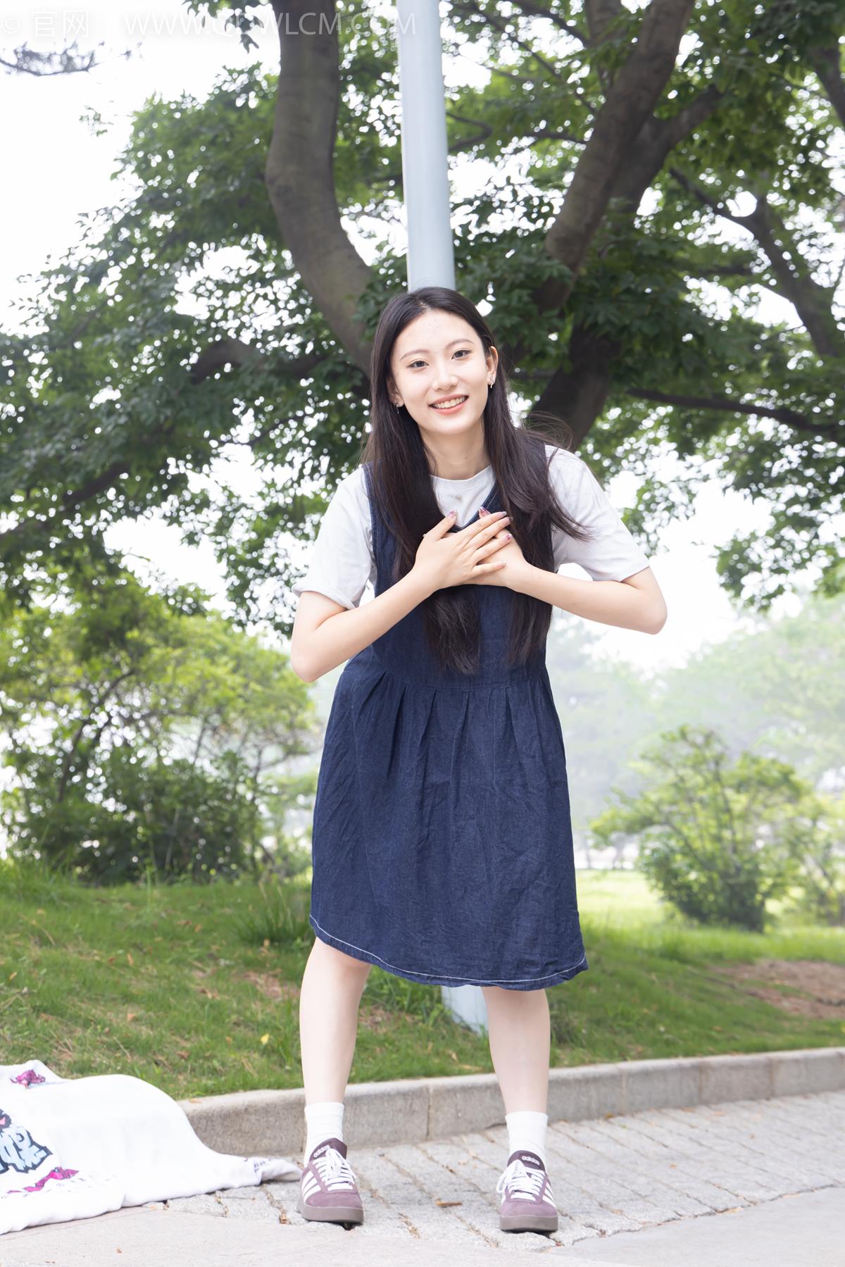 图片[1]-精选勿恋传媒 NO.2393 奶糖-帆布鞋、白棉袜、裸足[96P]-草丛看图