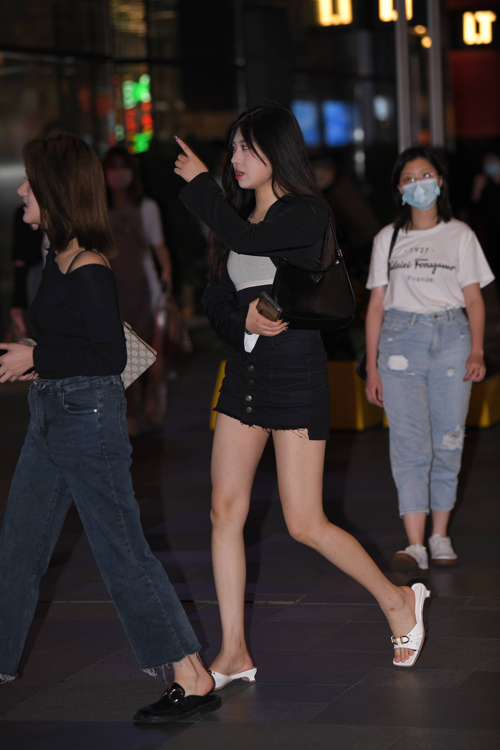 图片[1]-精选精选街拍作品 NO.1959 黑裙白凉拖街拍[80P]-草丛看图