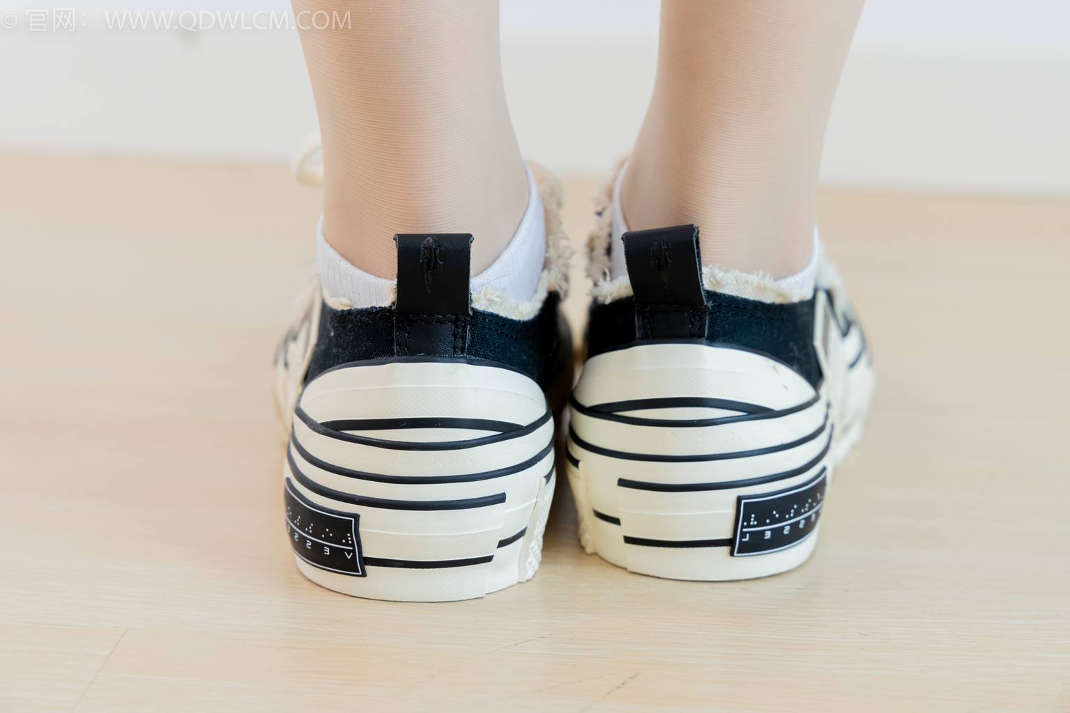 图片[3]-精选勿恋传媒 NO.2433 奶糖-帆布鞋、白棉袜、肉丝[115P]-草丛看图