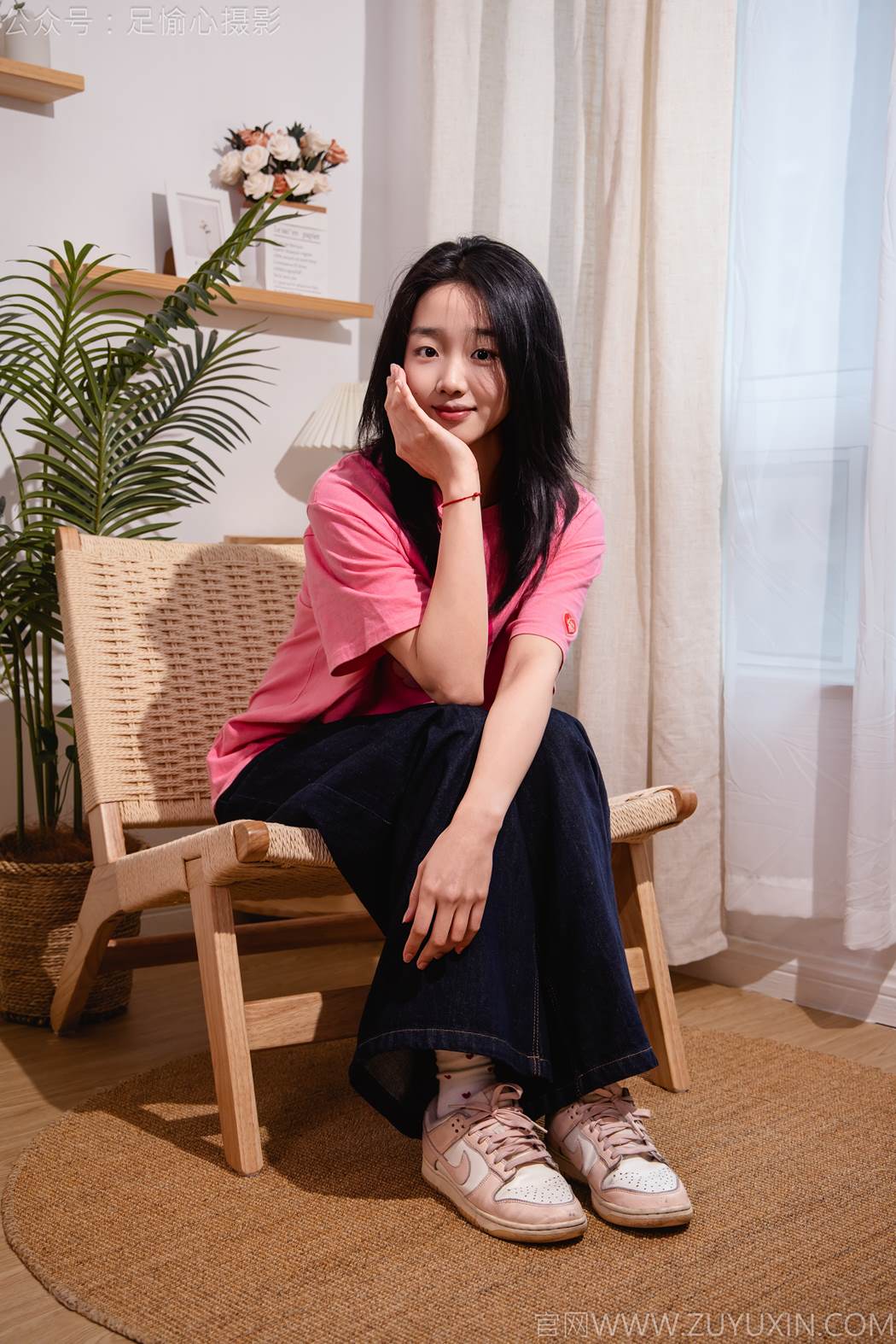 图片[2]-精选足愉心 NO.018 奶芙（搭配：粉色T恤、牛仔长裤、运动鞋、白色棉袜、裸足）[82P]-草丛看图