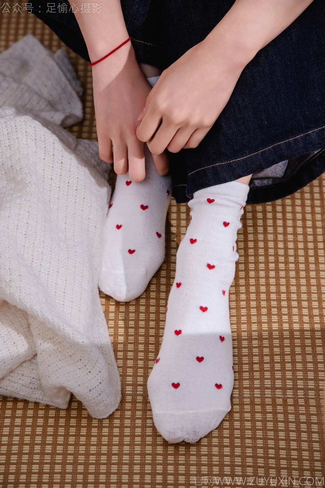 图片[5]-精选足愉心 NO.018 奶芙（搭配：粉色T恤、牛仔长裤、运动鞋、白色棉袜、裸足）[82P]-草丛看图