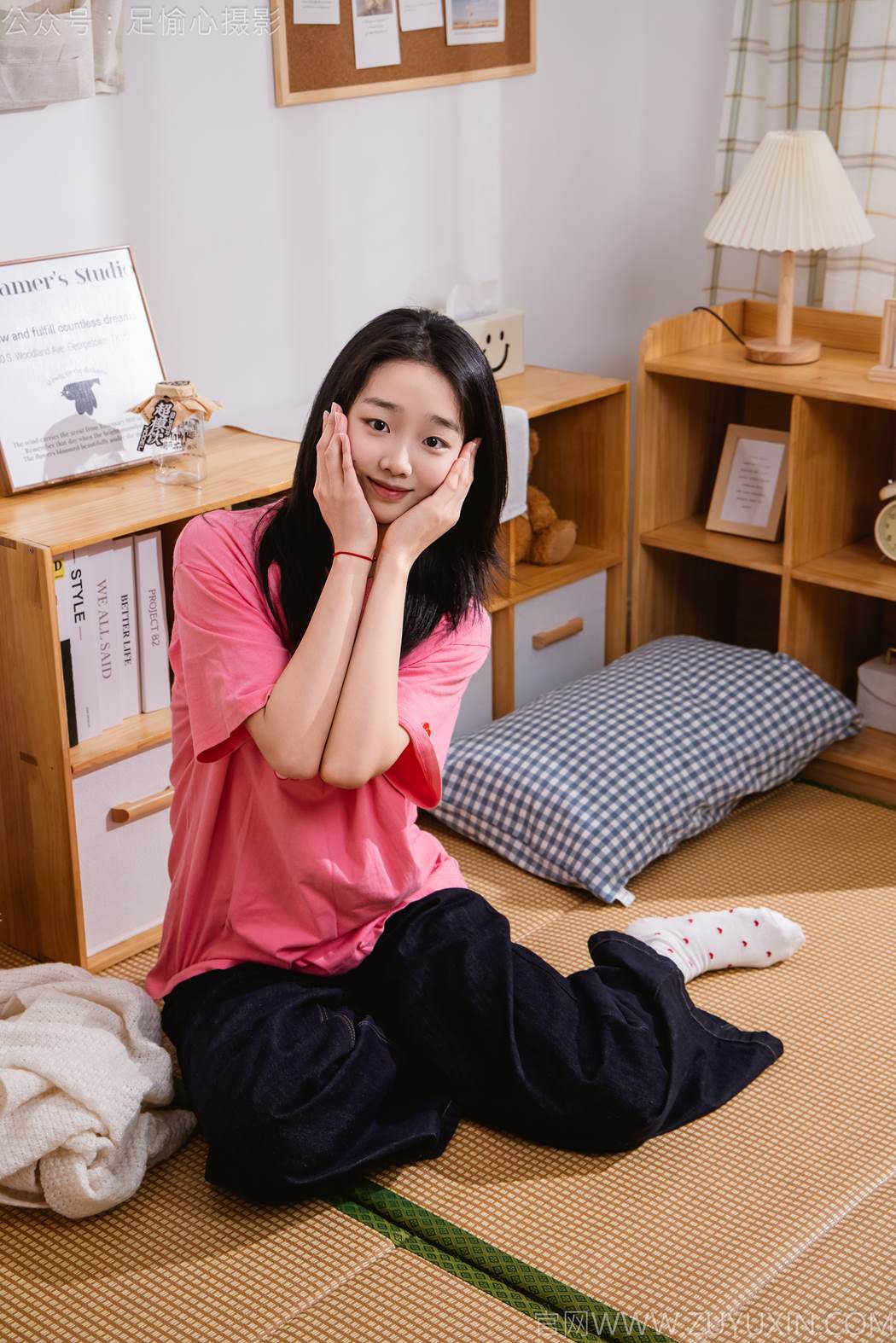 图片[7]-精选足愉心 NO.018 奶芙（搭配：粉色T恤、牛仔长裤、运动鞋、白色棉袜、裸足）[82P]-草丛看图