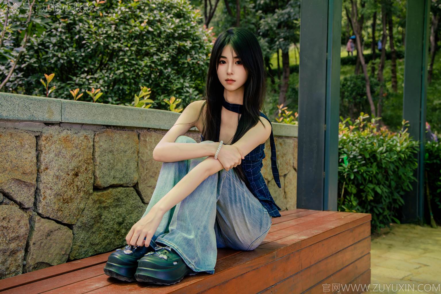 图片[2]-精选足愉心 NO.049 小瑶（搭配：蓝色格子吊带、牛仔长裤、白棉袜、洞洞鞋、裸足）[90P]-草丛看图