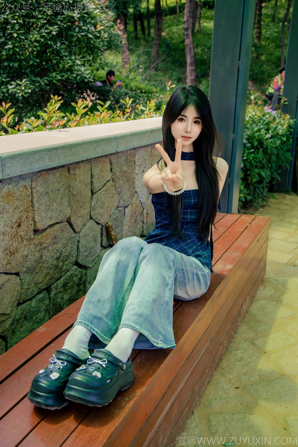 图片[3]-精选足愉心 NO.049 小瑶（搭配：蓝色格子吊带、牛仔长裤、白棉袜、洞洞鞋、裸足）[90P]-草丛看图